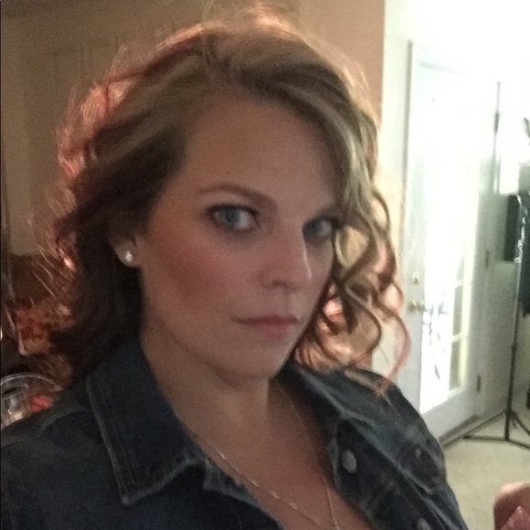 Meet your Posher, Debra - Picture 2 of 6